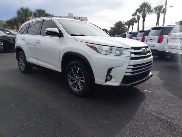 Used 2019 Toyota Highlander XLE FWD image 2