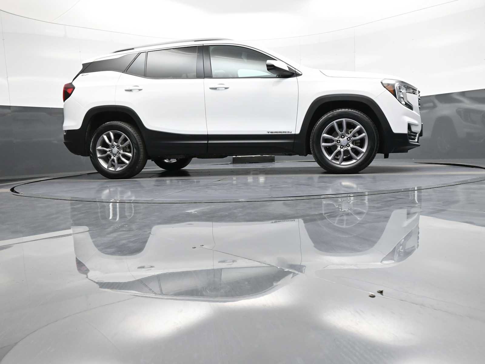 Used 2022 GMC Terrain SLT w/ Infotainment Package II AWD/4WD image 28