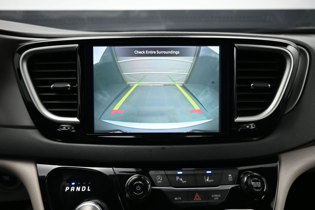 Used 2023 Chrysler Pacifica Touring-L FWD image 23