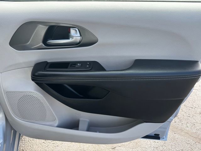Certified 2024 Chrysler Pacifica Select image 13
