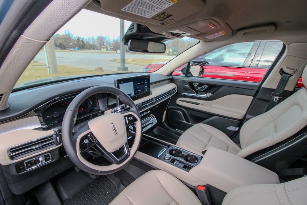 Used 2026 Lincoln Corsair Premiere image 15