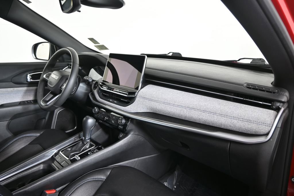 Used 2024 Jeep Compass Latitude image 14