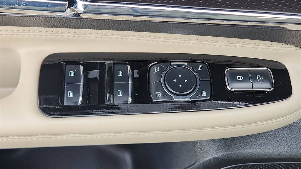 Used 2025 Lincoln Corsair FWD w/ Equipment Group 101A image 17