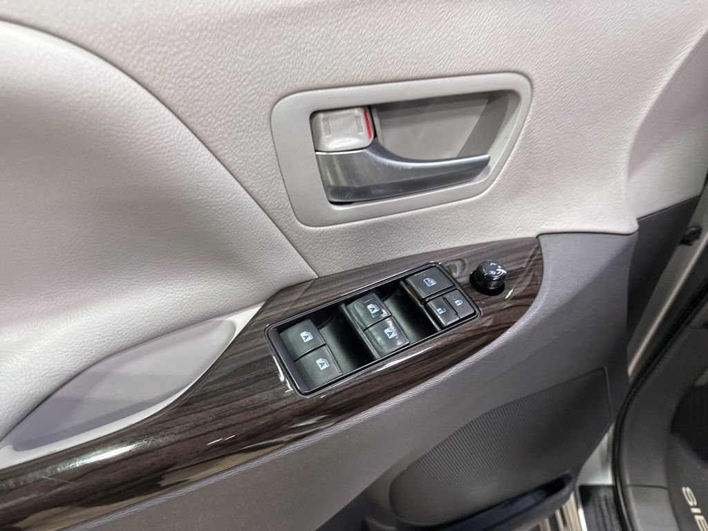 Used 2018 Toyota Sienna XLE Premium w/ Carpet Mat Package image 31