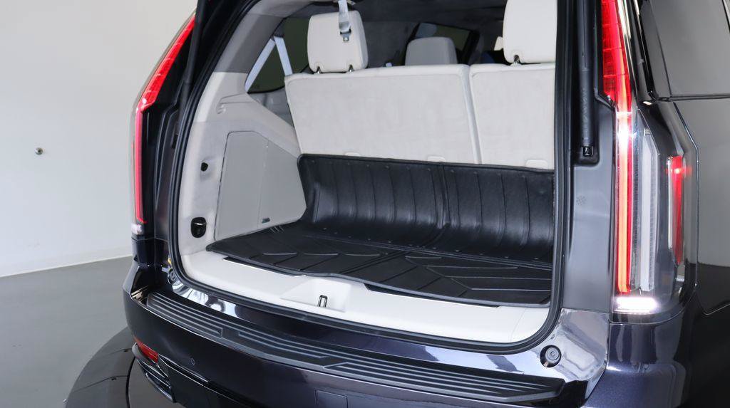 Used 2024 Cadillac Escalade Sport Platinum w/ Heavy-Duty Trailer Package AWD/4WD image 27