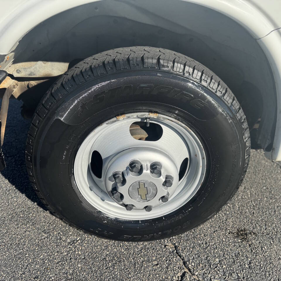 Used 2010 Chevrolet Express 3500 RWD image 19