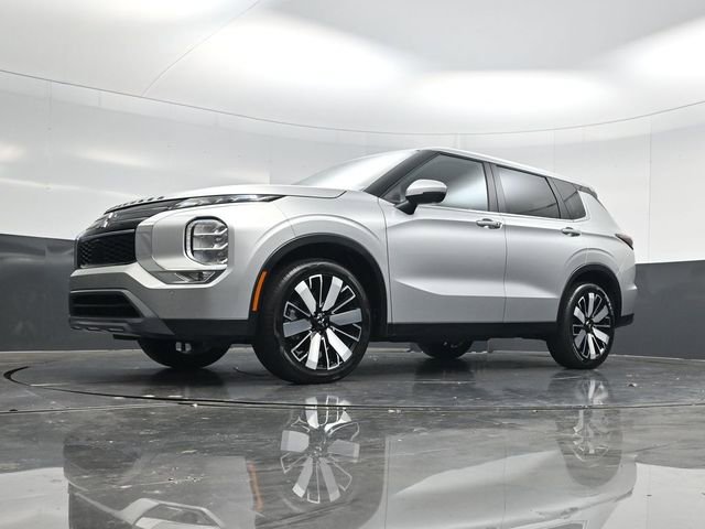 Used 2025 Mitsubishi Outlander SE image 58