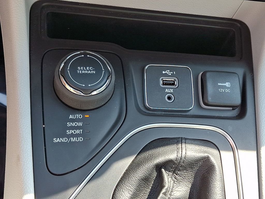 Used 2021 Jeep Cherokee Latitude Lux w/ Comfort/Convenience Group AWD/4WD image 25