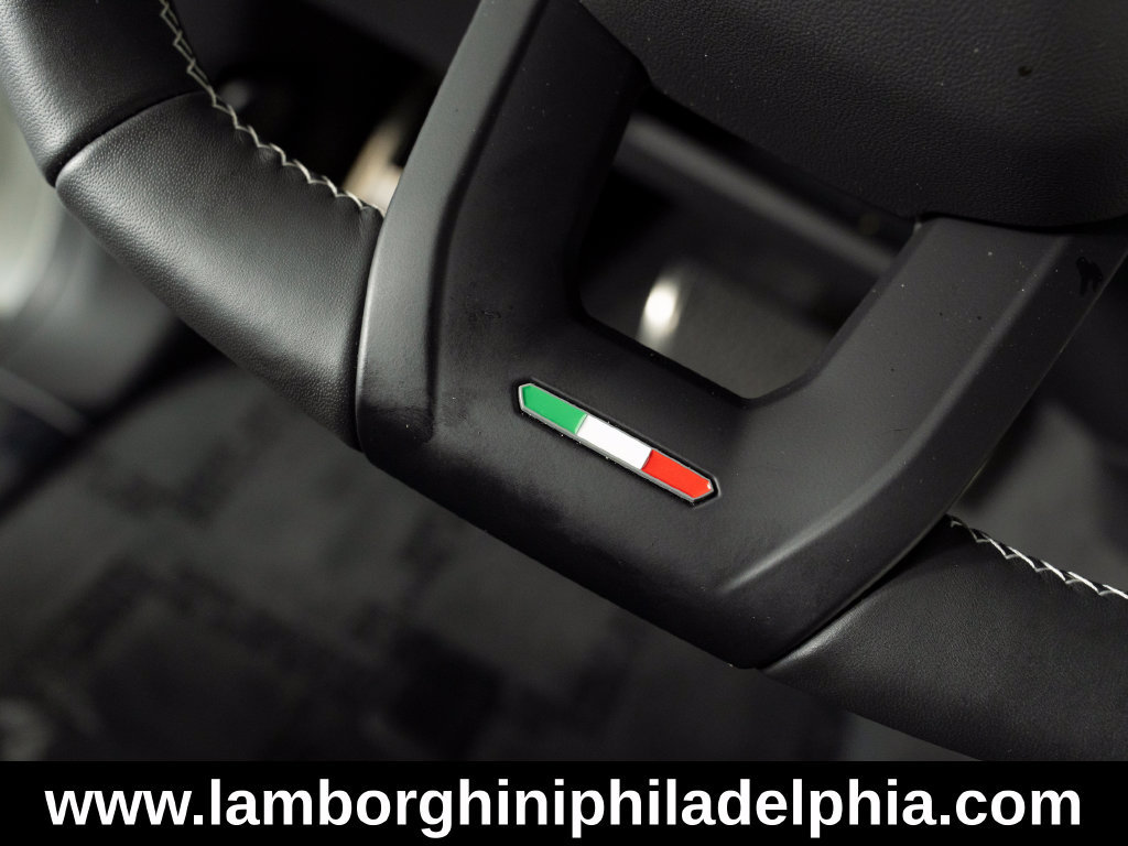 Used 2025 Lamborghini Urus SE AWD/4WD image 41