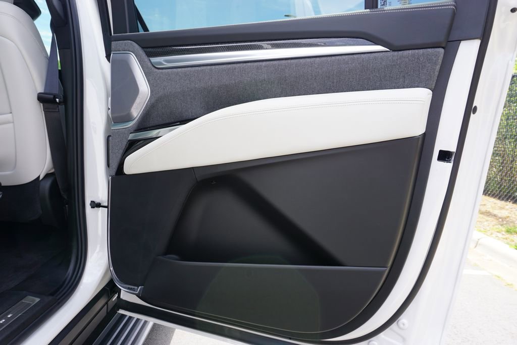 Used 2025 Cadillac Escalade ESV V image 46