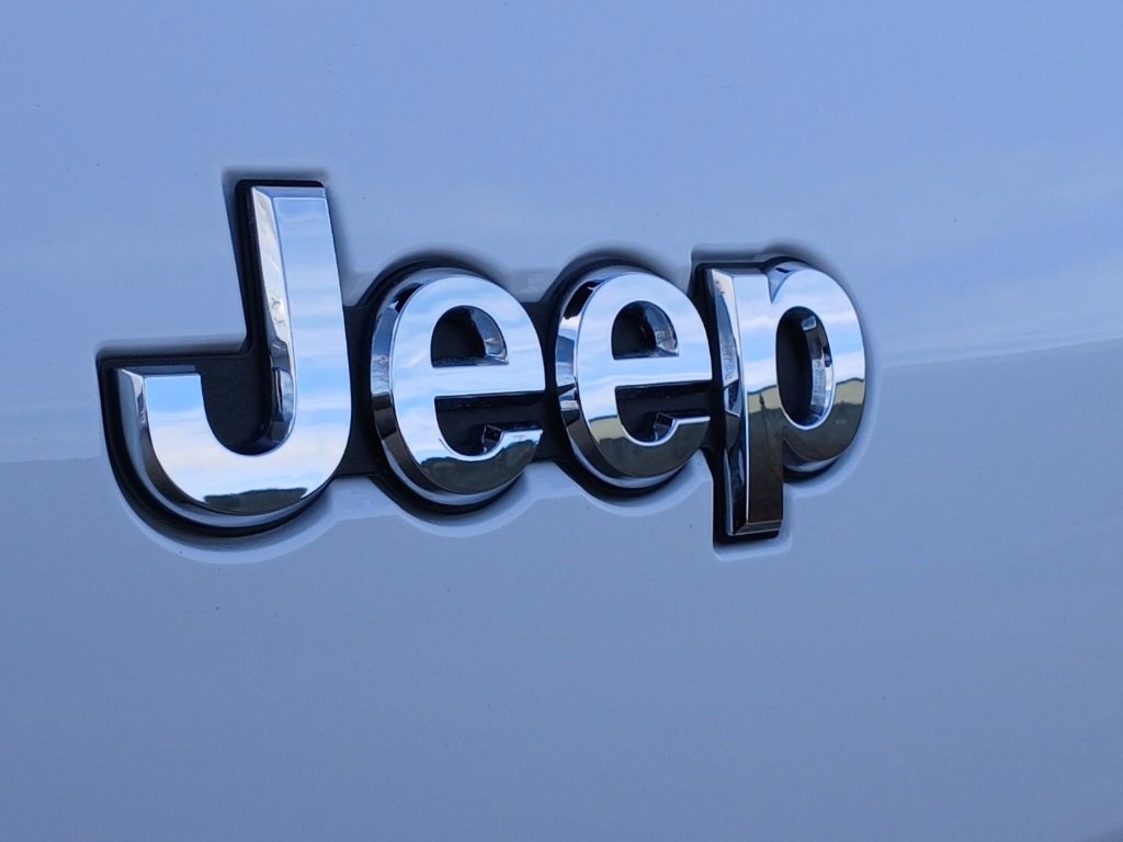 Used 2023 Jeep Grand Cherokee L Laredo image 32