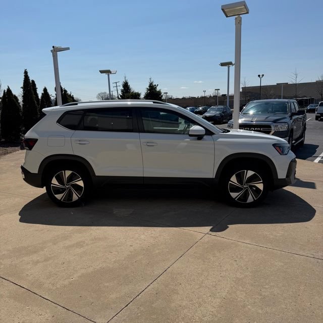 Used 2025 Volkswagen Taos SE AWD/4WD image 6