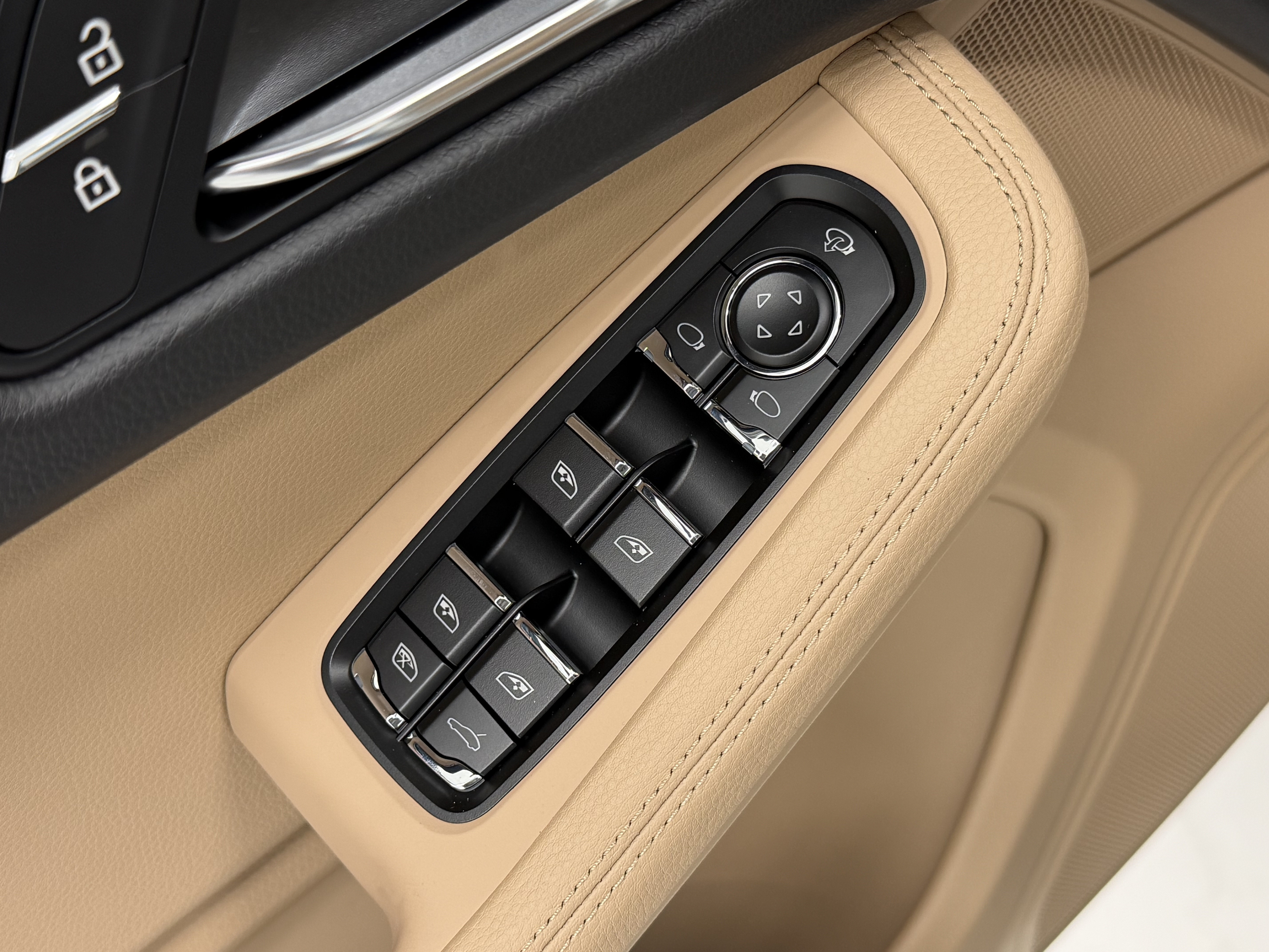 Certified 2026 Porsche Macan AWD/4WD image 28