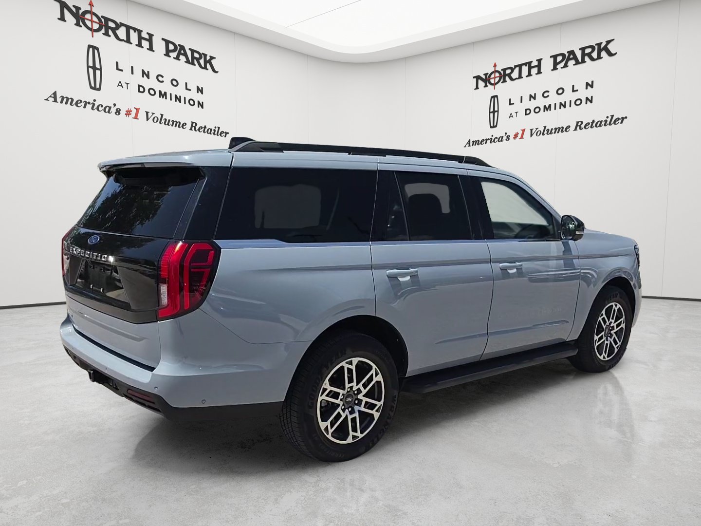 Used 2025 Ford Expedition Active RWD image 5