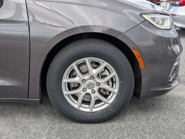 Used 2021 Chrysler Pacifica Touring-L FWD image 11