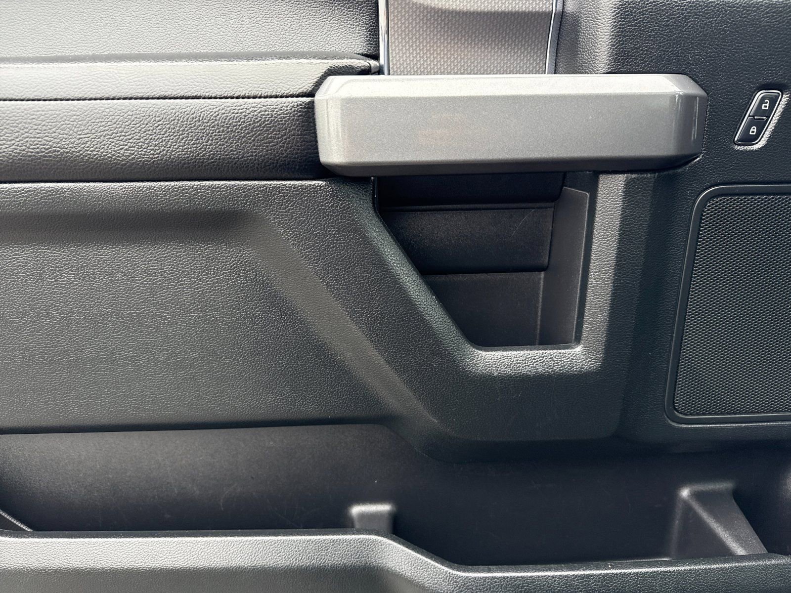 Used 2016 Ford F150 XLT w/ Equipment Group 302A Luxury image 11