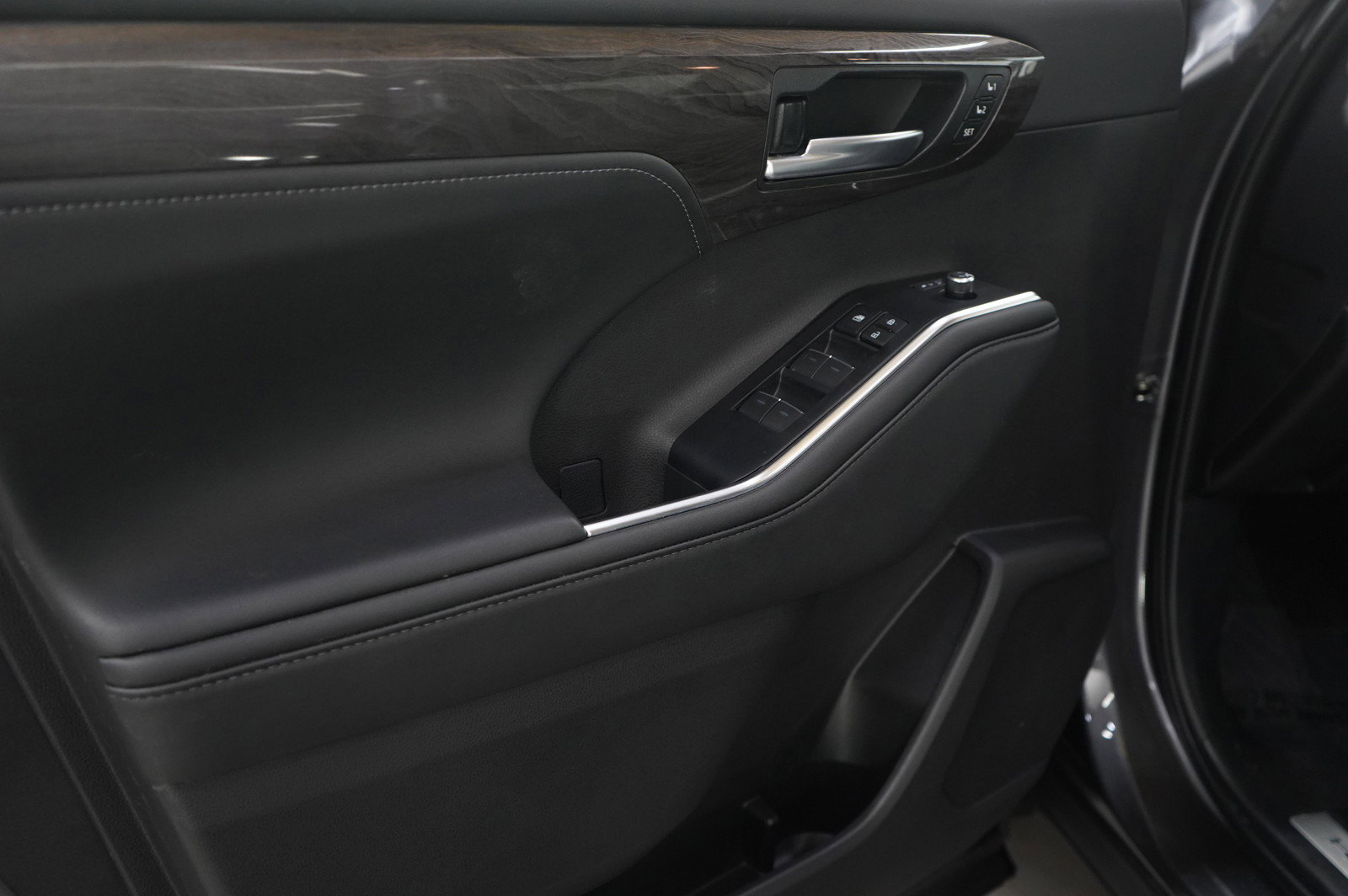 Used 2025 Toyota Highlander Platinum image 22