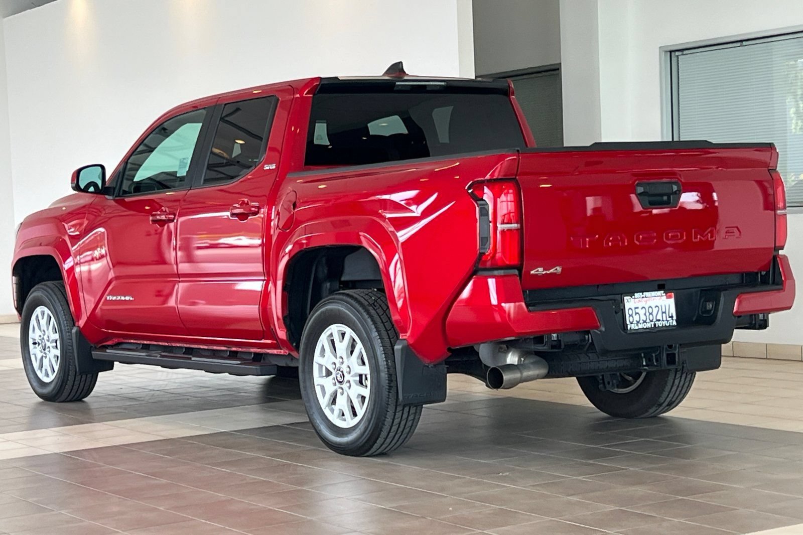 Certified 2025 Toyota Tacoma SR5 AWD/4WD image 6