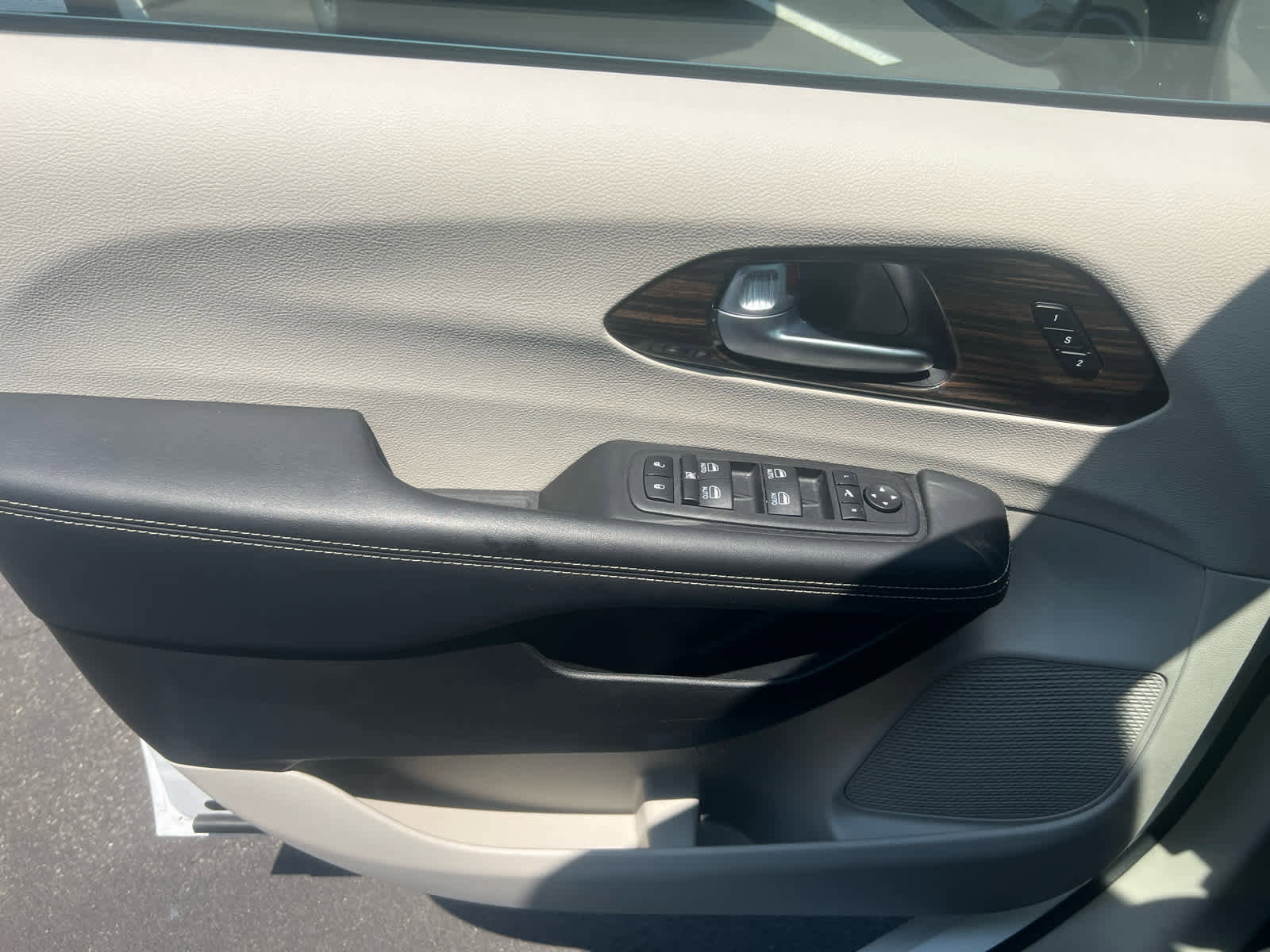 Used 2024 Chrysler Pacifica Limited image 15