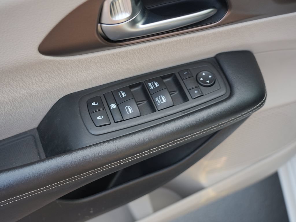 Used 2022 Chrysler Voyager LX FWD image 16