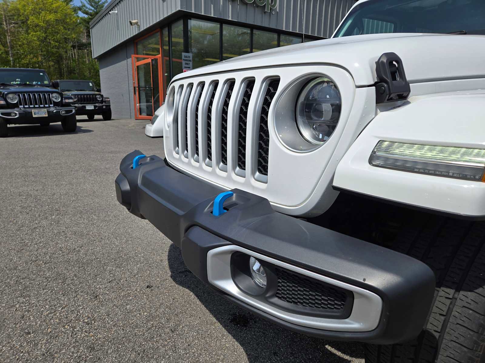 Used 2023 Jeep Wrangler Unlimited Sahara w/ Cold Weather Group AWD/4WD image 7