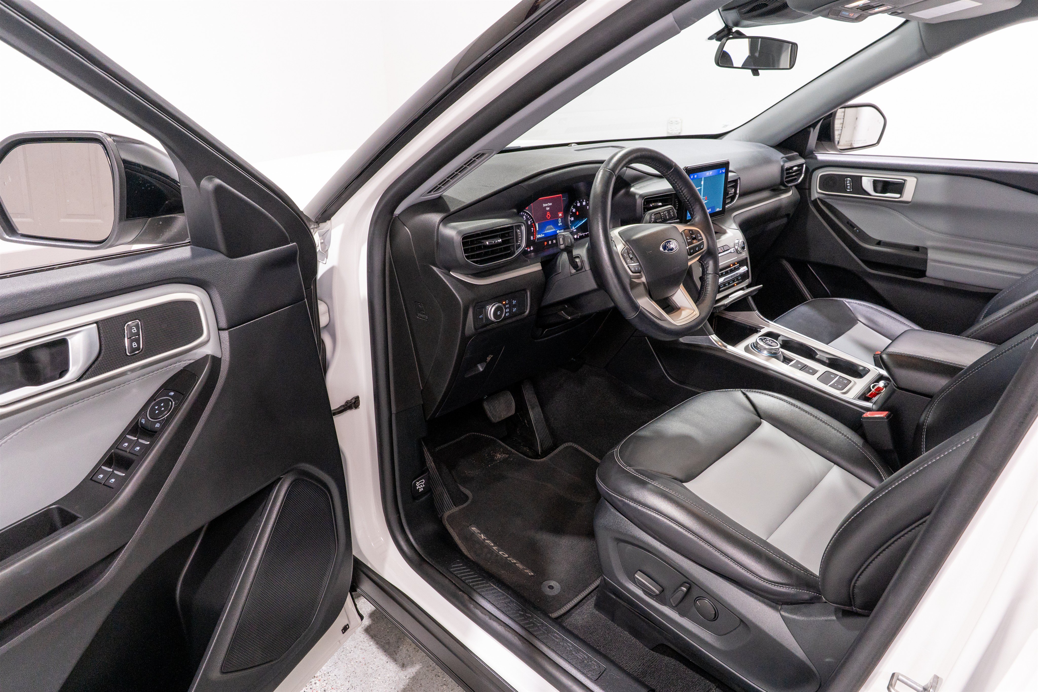 Used 2022 Ford Explorer XLT w/ Equipment Group 202A RWD image 12