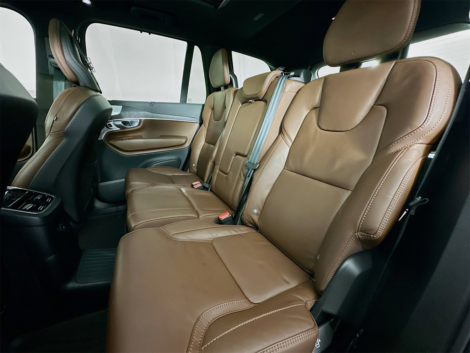 Used 2024 Volvo XC90 T8 Ultimate w/ Lounge Package image 26