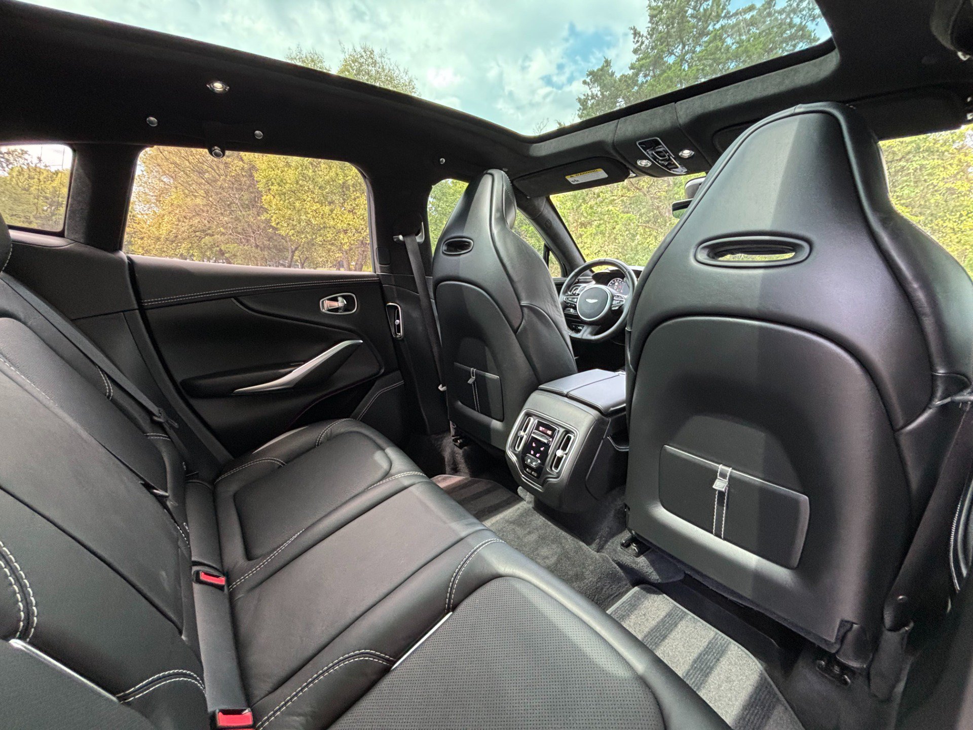 Used 2021 Aston Martin DBX AWD/4WD image 23