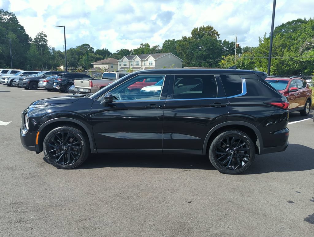 Used 2024 Mitsubishi Outlander SE Black Edition FWD image 4