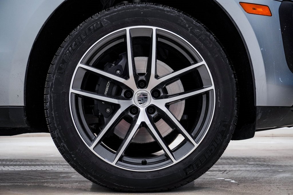 Certified 2025 Porsche Macan image 10