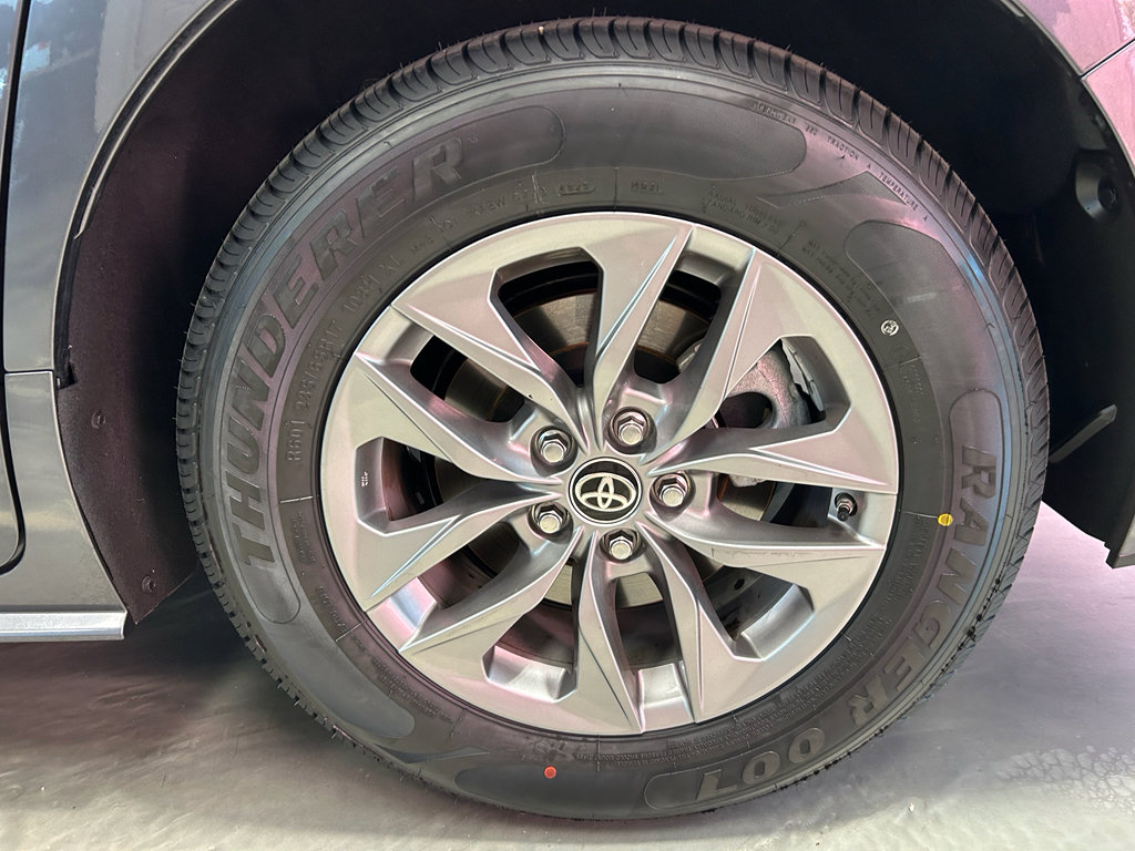 Used 2025 Toyota Sienna XLE FWD image 23