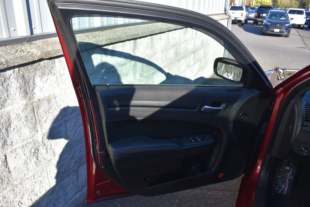 Used 2013 Chrysler 300 S RWD image 17