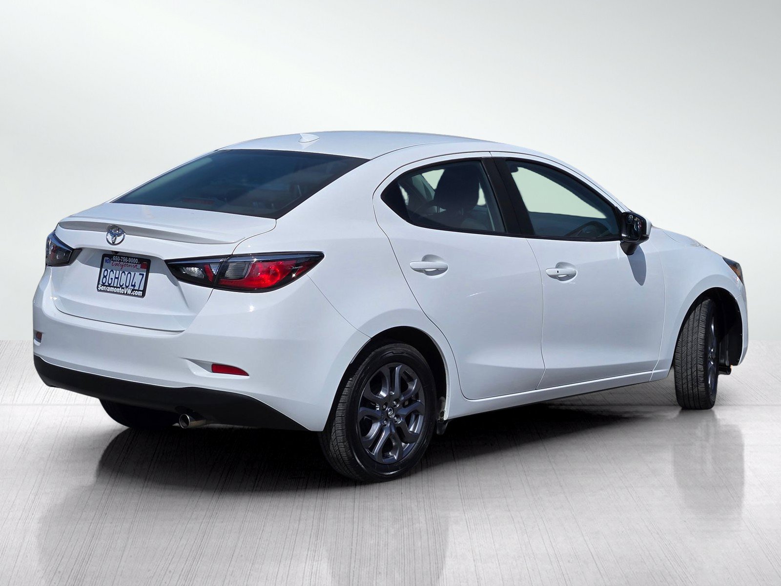 Used 2019 Toyota Yaris LE FWD image 4