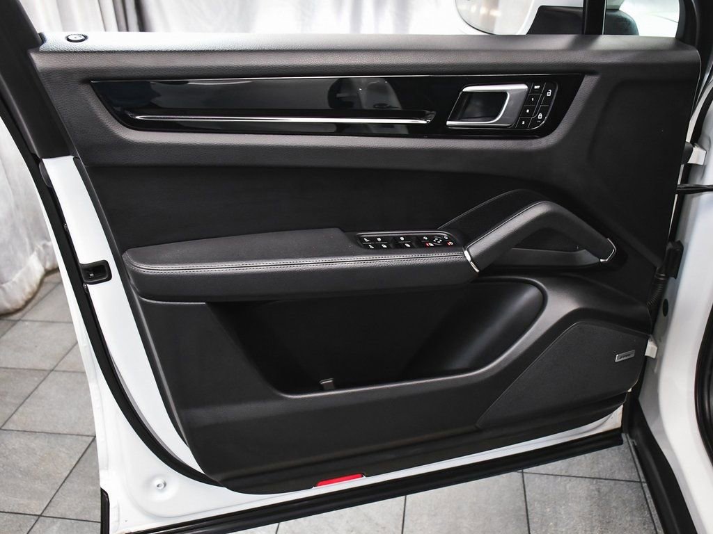 Used 2022 Porsche Cayenne Coupe image 9