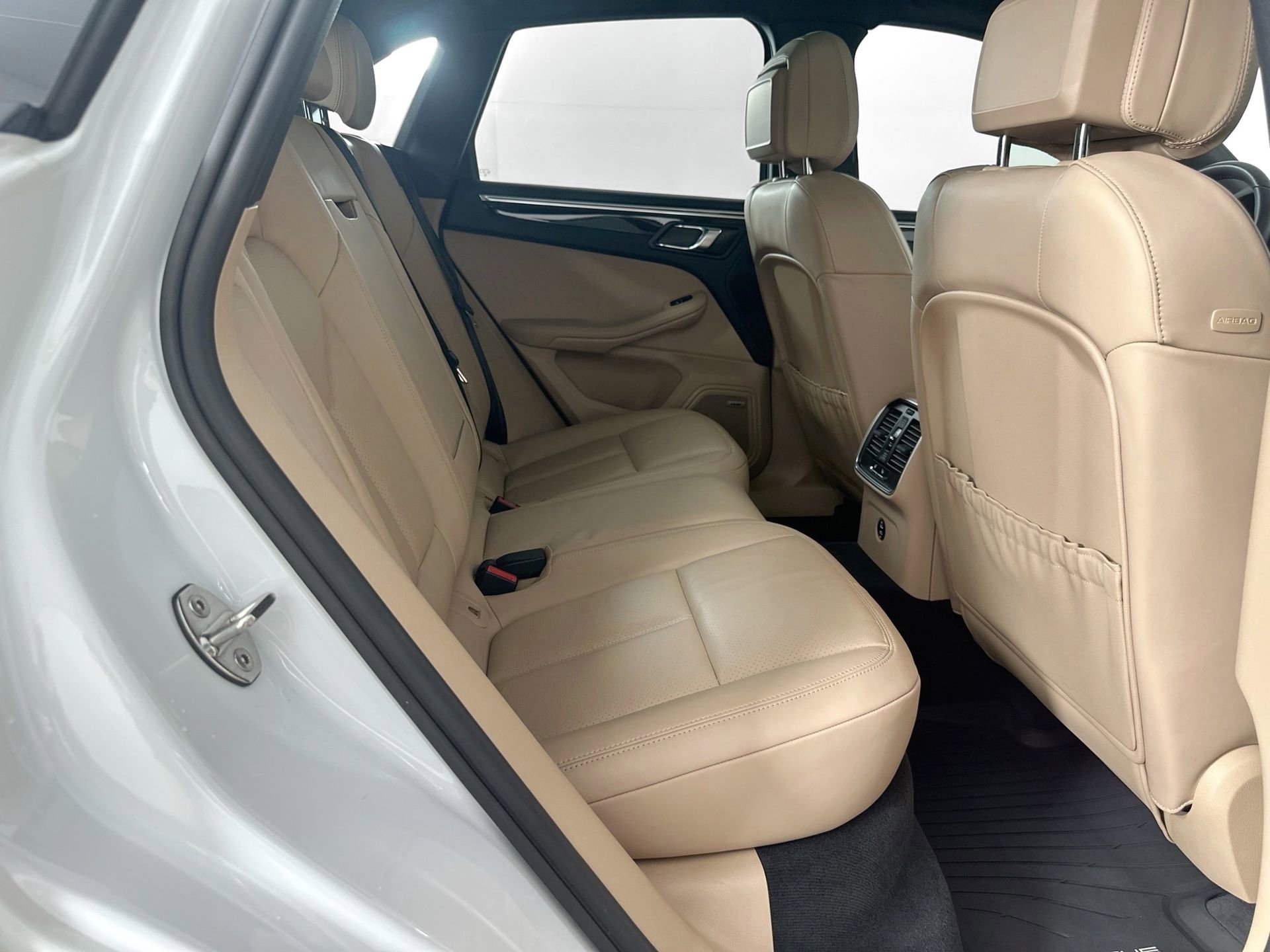 Certified 2022 Porsche Macan image 27