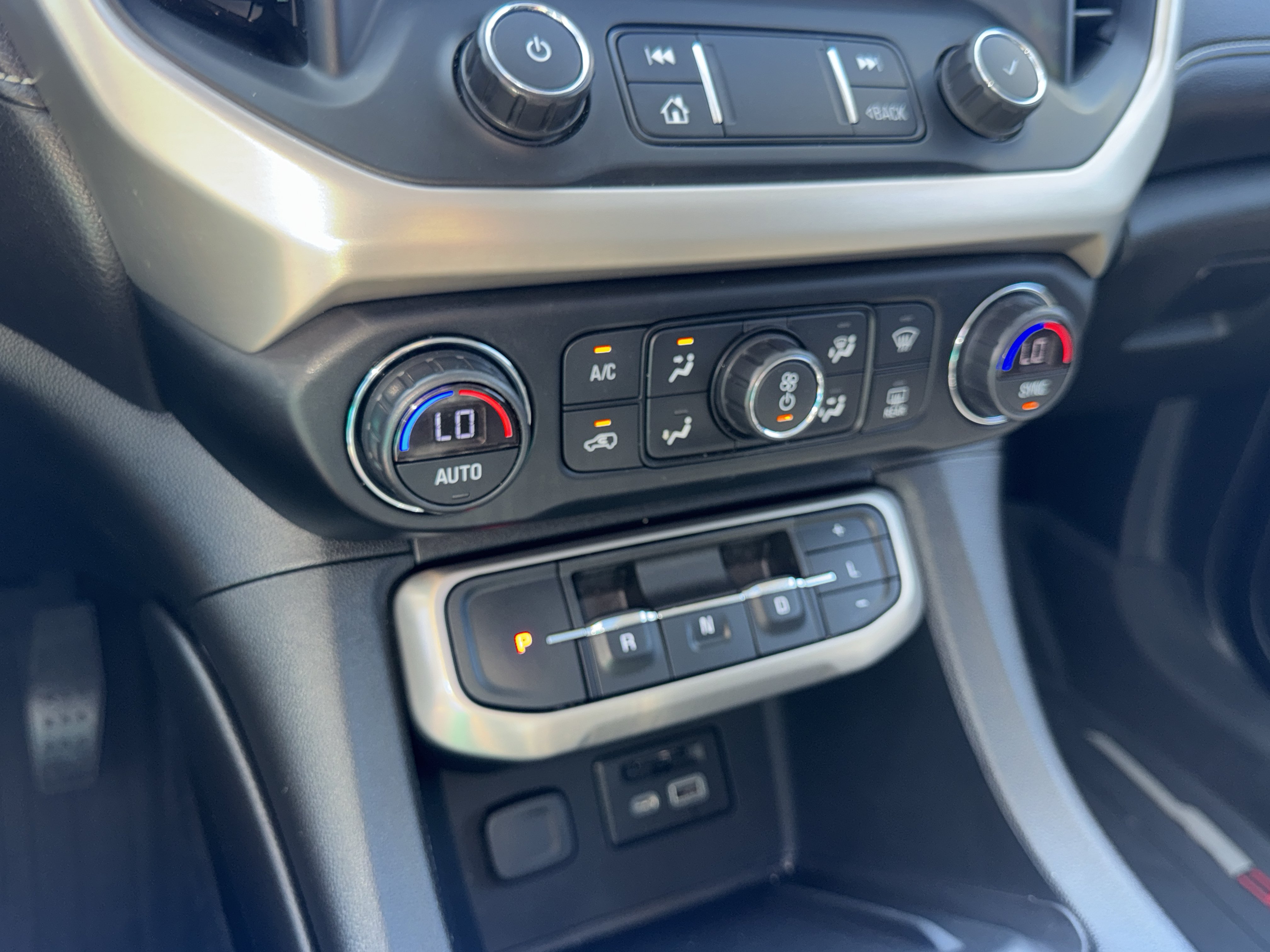 Used 2022 GMC Acadia Denali w/ Denali Ultimate Package FWD image 18