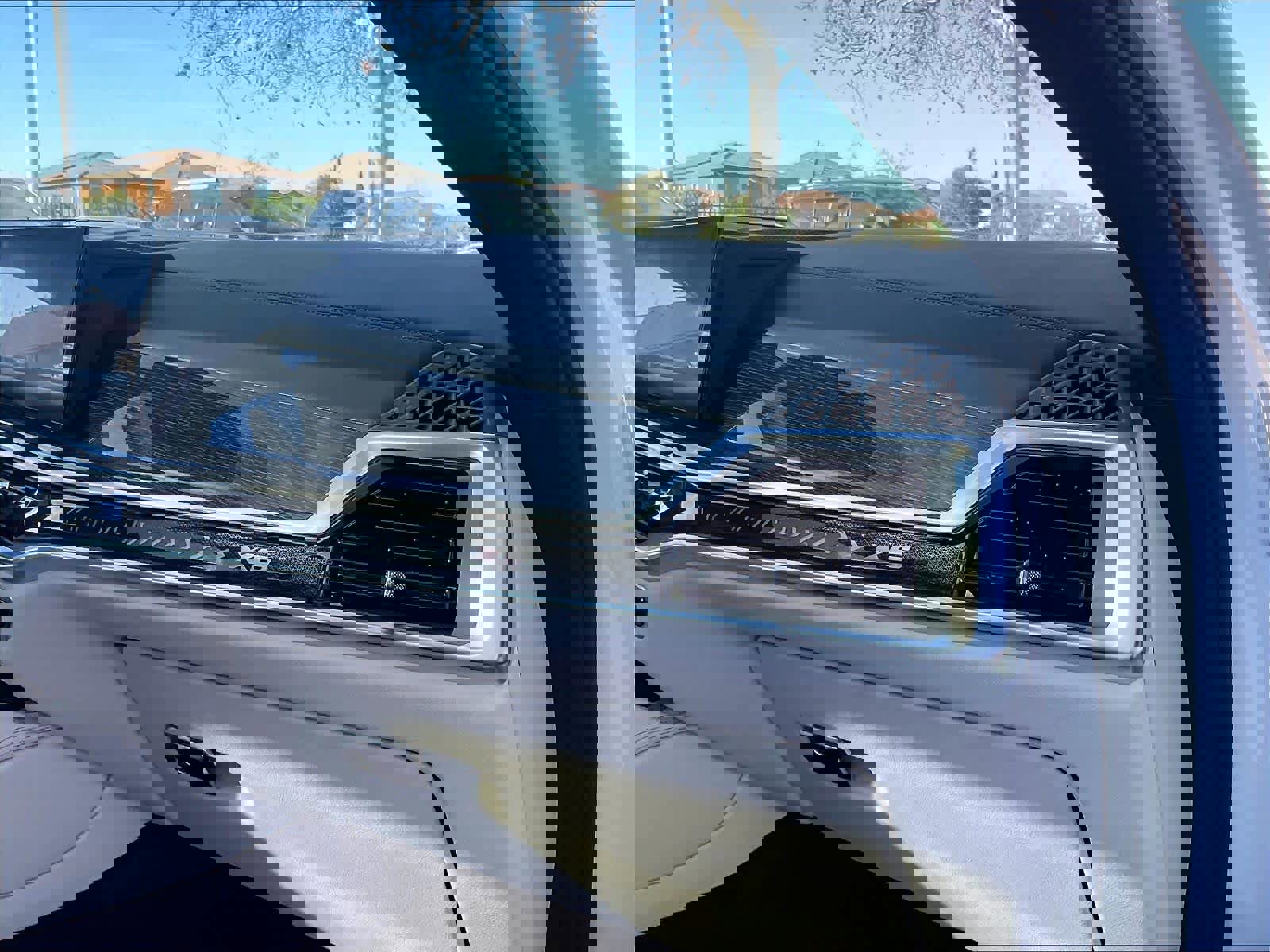 Used 2024 BMW X6 xDrive40i w/ Executive Package image 17