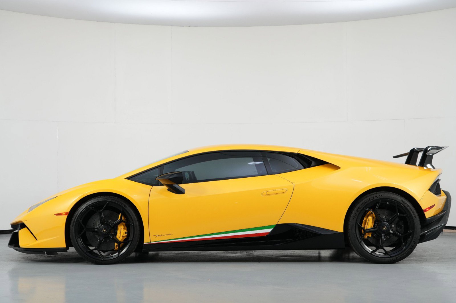 Used 2018 Lamborghini Huracan Performante image 9