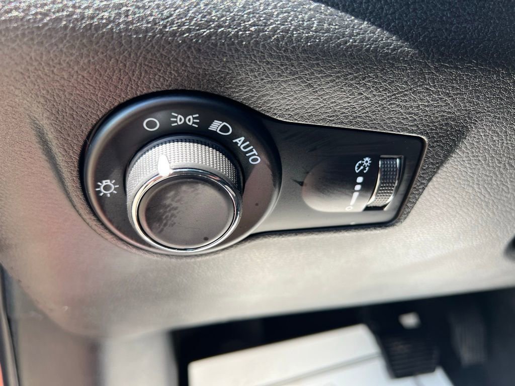 Used 2025 Jeep Compass Sport image 27