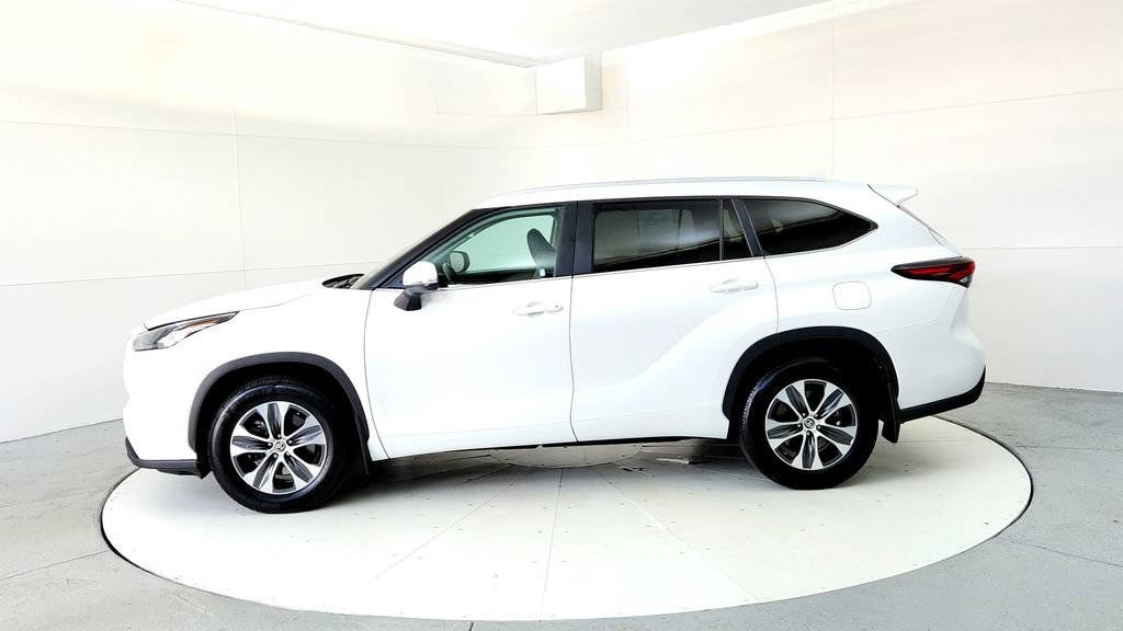 Certified 2024 Toyota Highlander XLE AWD/4WD image 3