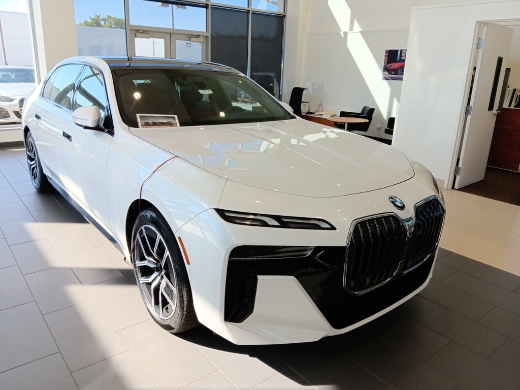 New 2026 BMW 750e xDrive video 1