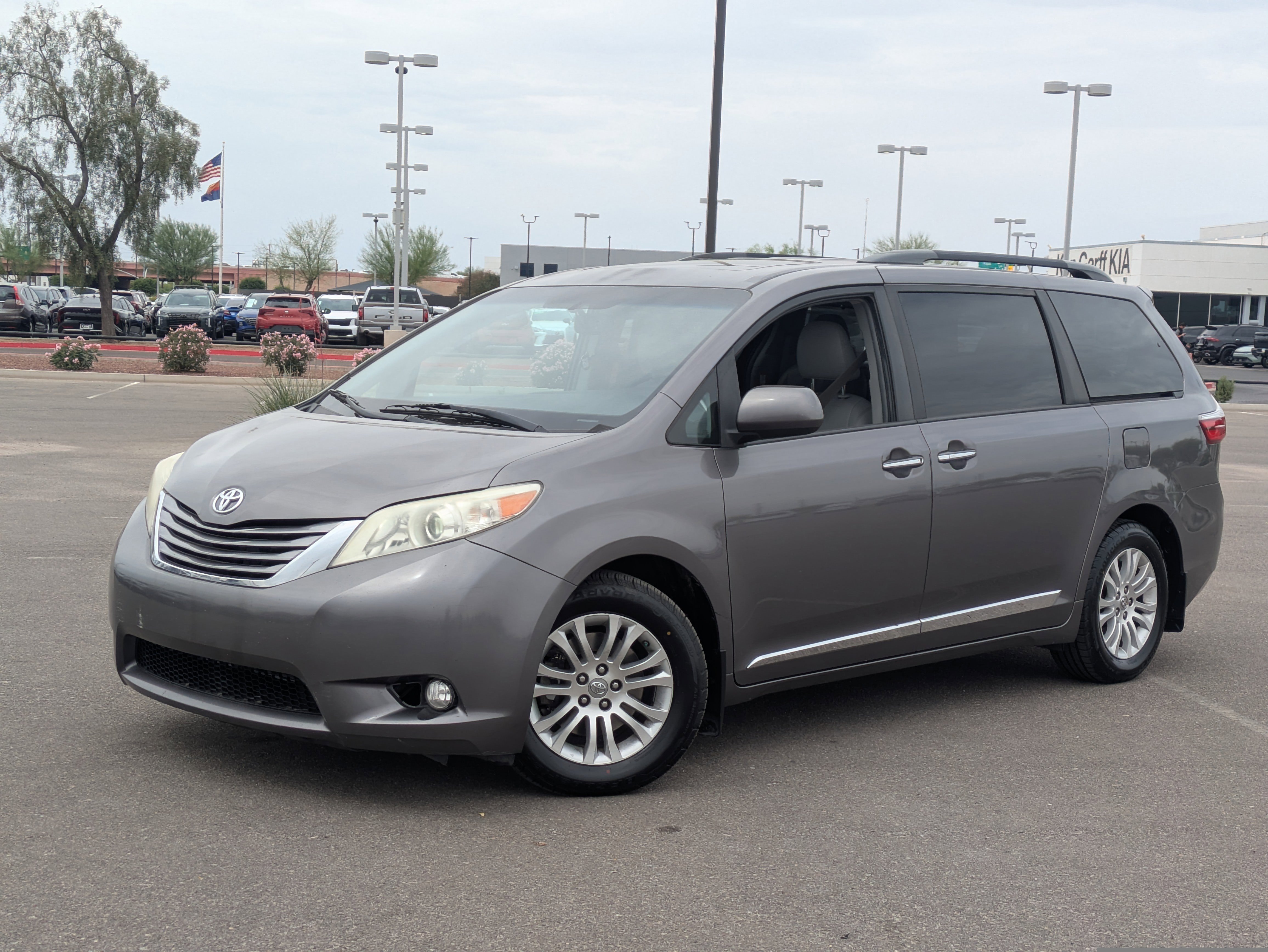 Used 2017 Toyota Sienna XLE w/ XLE Navigation Package FWD image 32