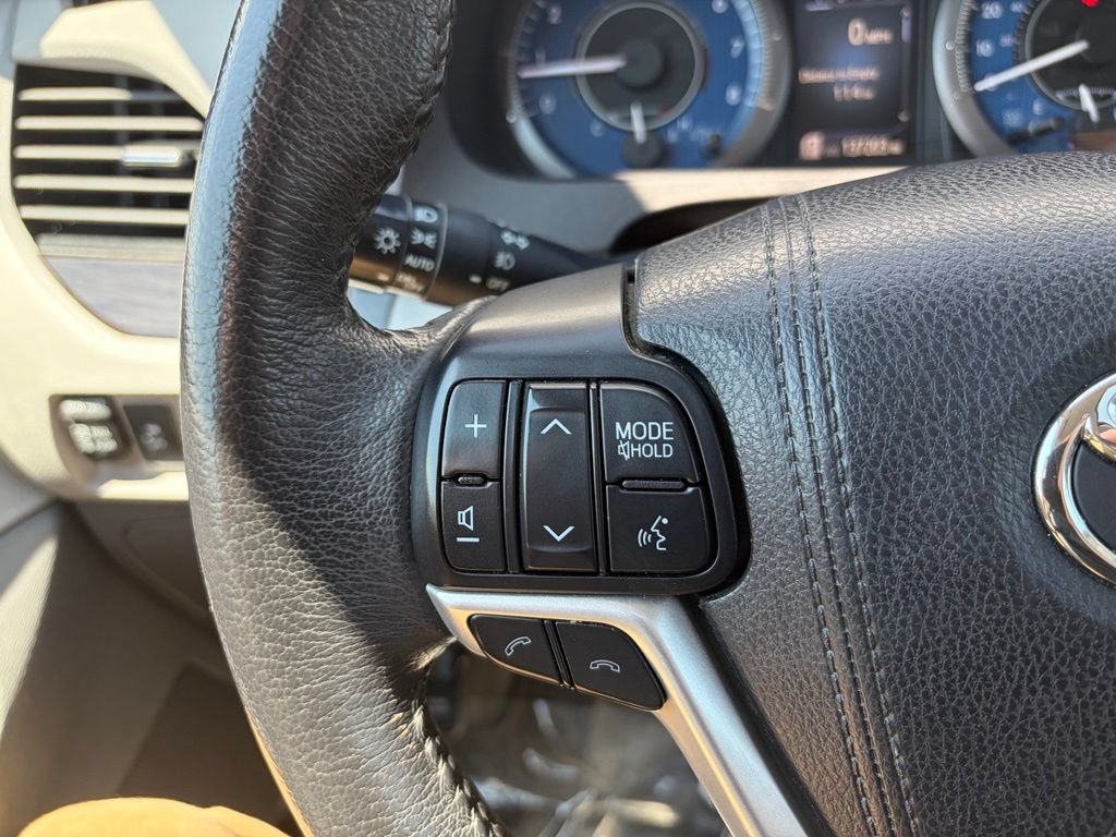 Used 2018 Toyota Sienna XLE w/ Carpet Mat Package FWD image 35