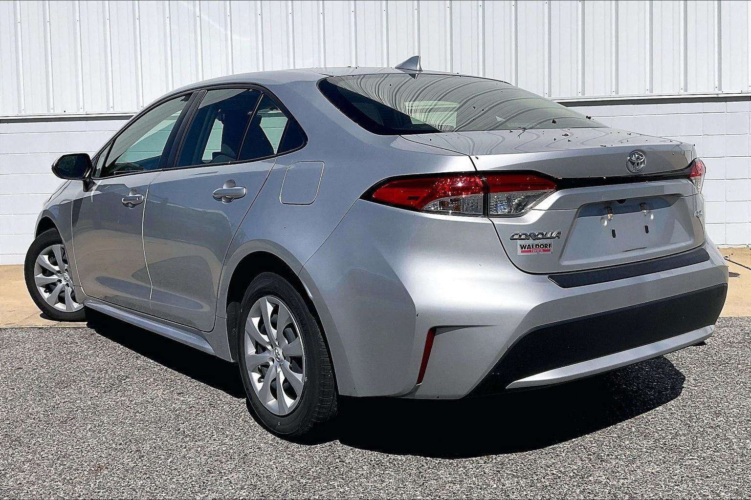 Used 2022 Toyota Corolla LE FWD image 2