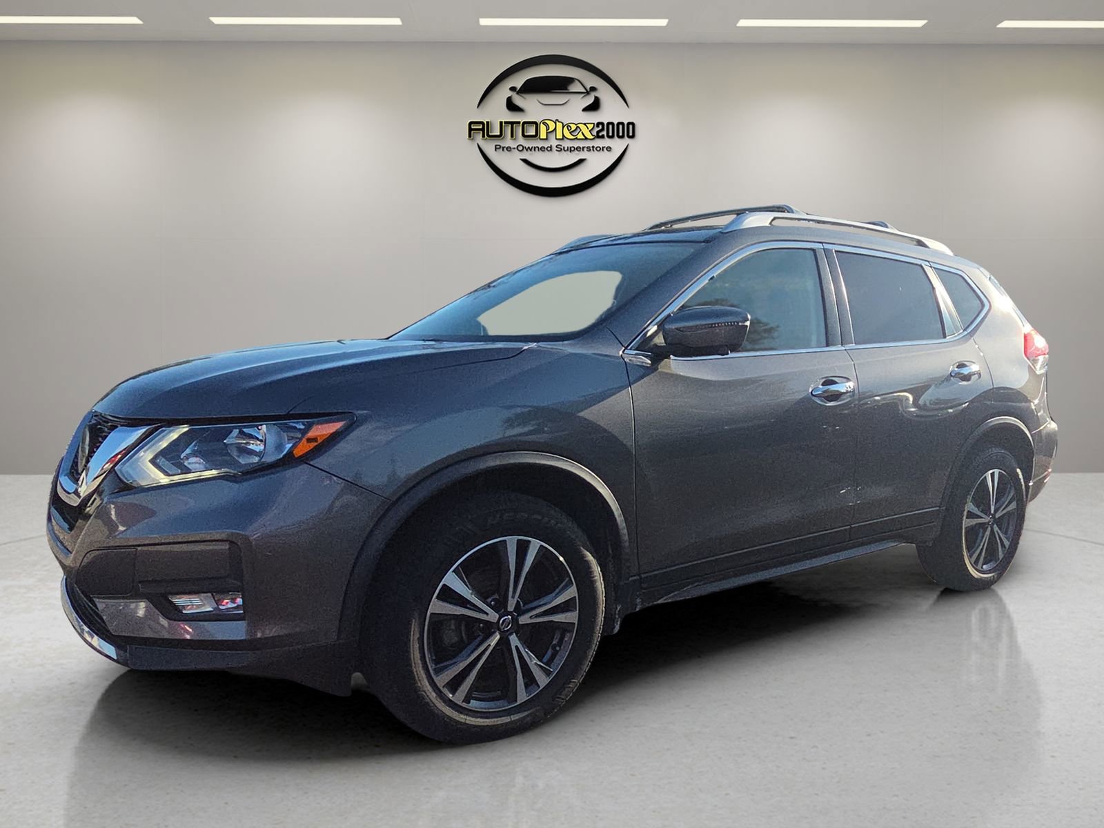 Used 2019 Nissan Rogue SV w/ Premium Package image 3