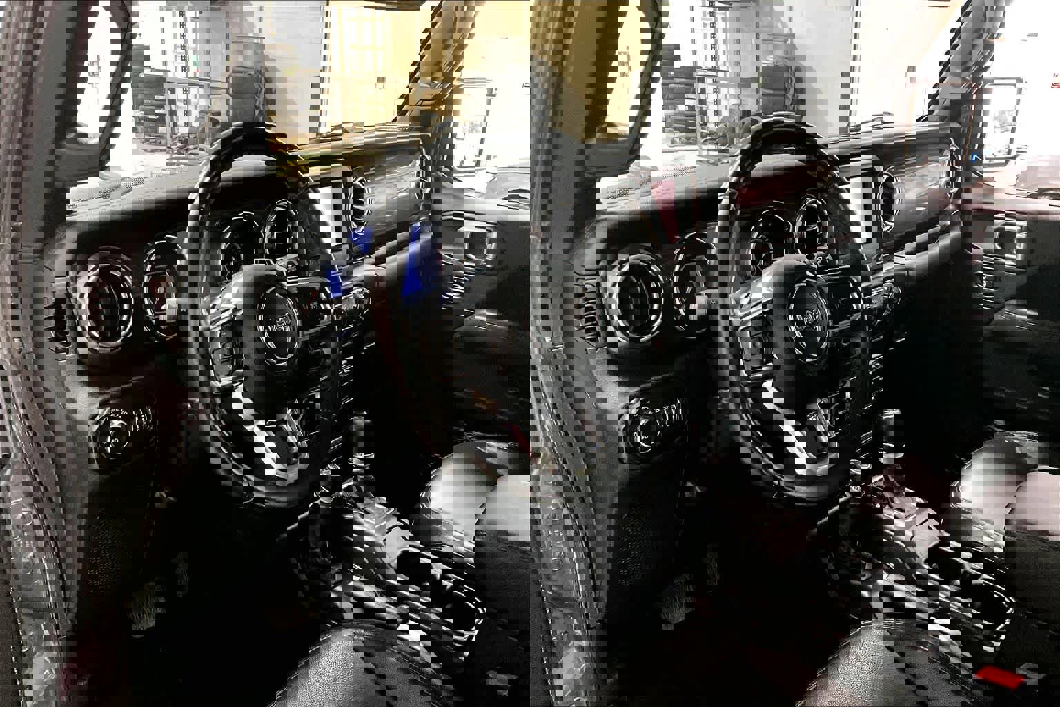 Used 2020 Jeep Wrangler Unlimited Sahara image 2