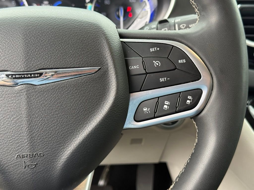 Used 2023 Chrysler Pacifica Touring-L image 15