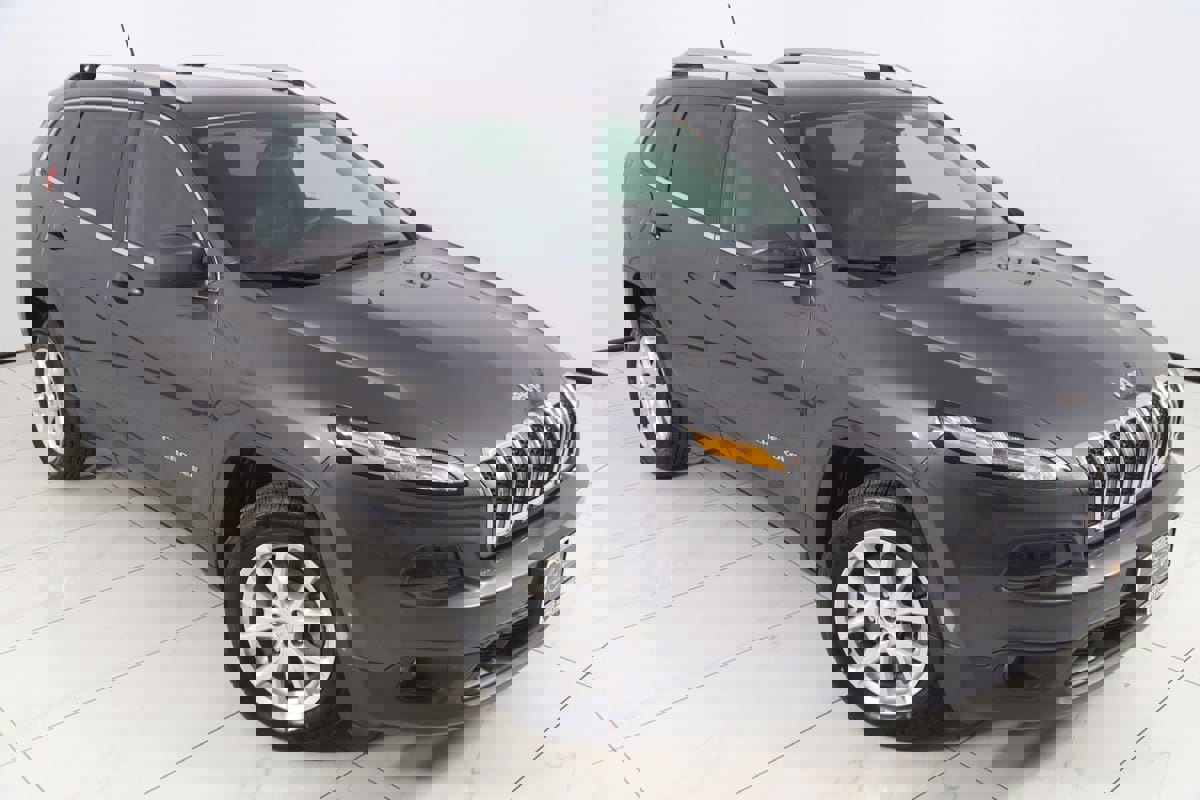 Used 2018 Jeep Cherokee Latitude Plus w/ Cold Weather Group FWD image 14