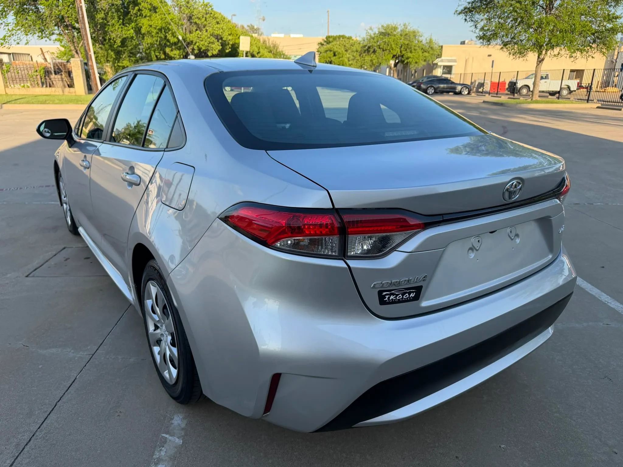 Used 2020 Toyota Corolla LE FWD image 4