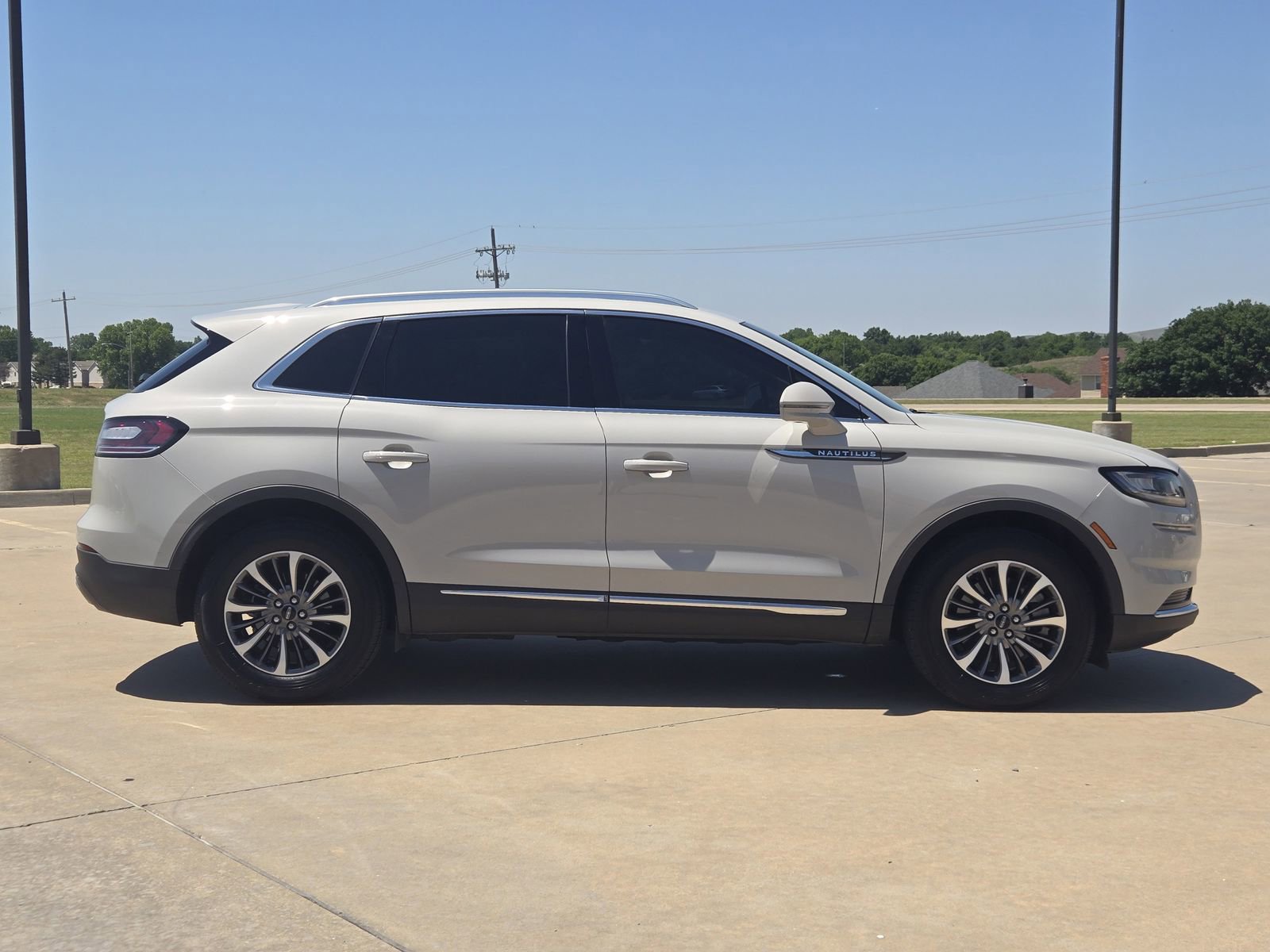 Used 2022 Lincoln Nautilus FWD w/ Premium Package image 7